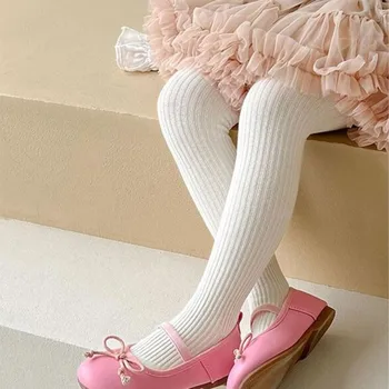 ממתק חדש בצבע בנות ללבוש צבע אחיד גרביים עם כותנה פסים אנכיים וחלקים. לוח עבור ילדים גרביונים.
